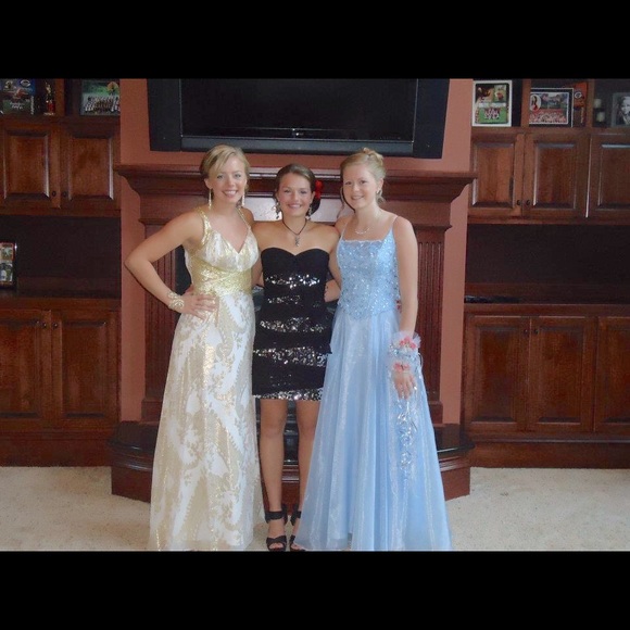 Short black and silver dress. Size 4! - Picture 4 of 4